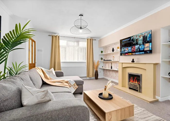 Stylish 3 Bedroom House - Garden - Pool Table - Parking 165M
