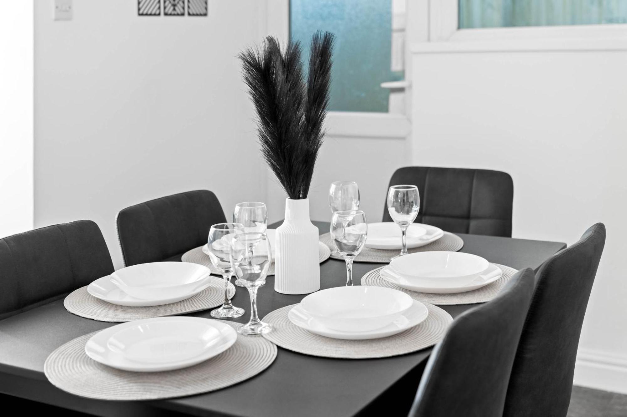 Stylish 3 Bedroom House - Garden - Pool Table - Parking 165m Apartment *