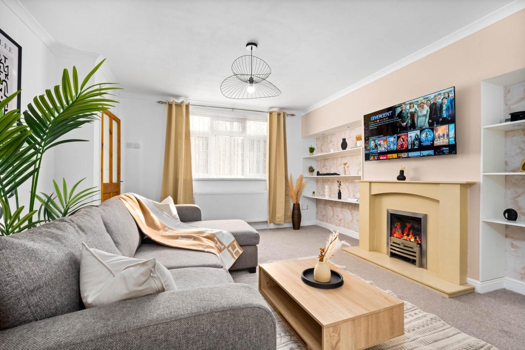 Stylish 3 Bedroom House - Garden - Pool Table - Parking 165m *
