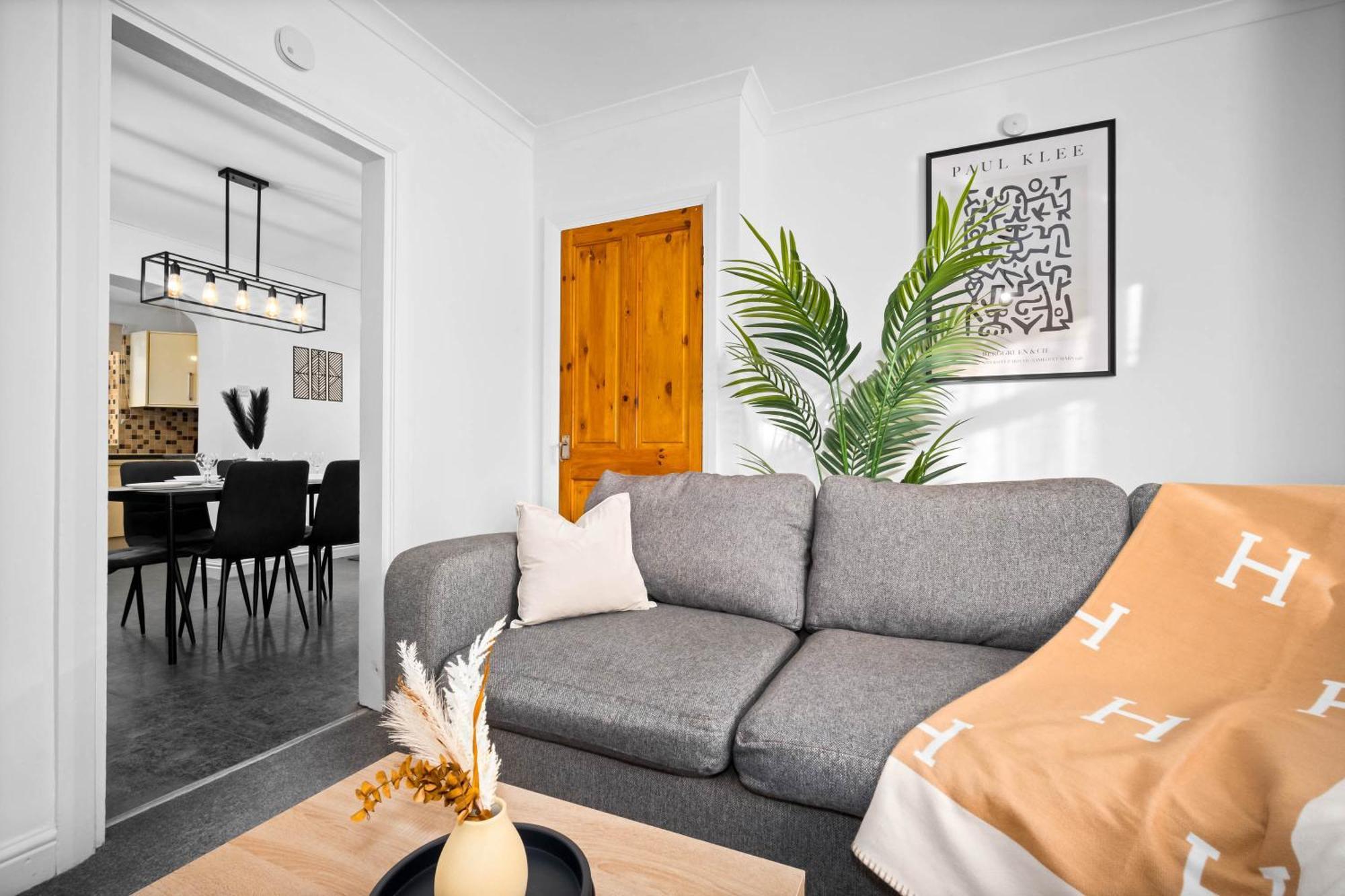 Stylish 3 Bedroom House - Garden - Pool Table - Parking 165m Apartment *