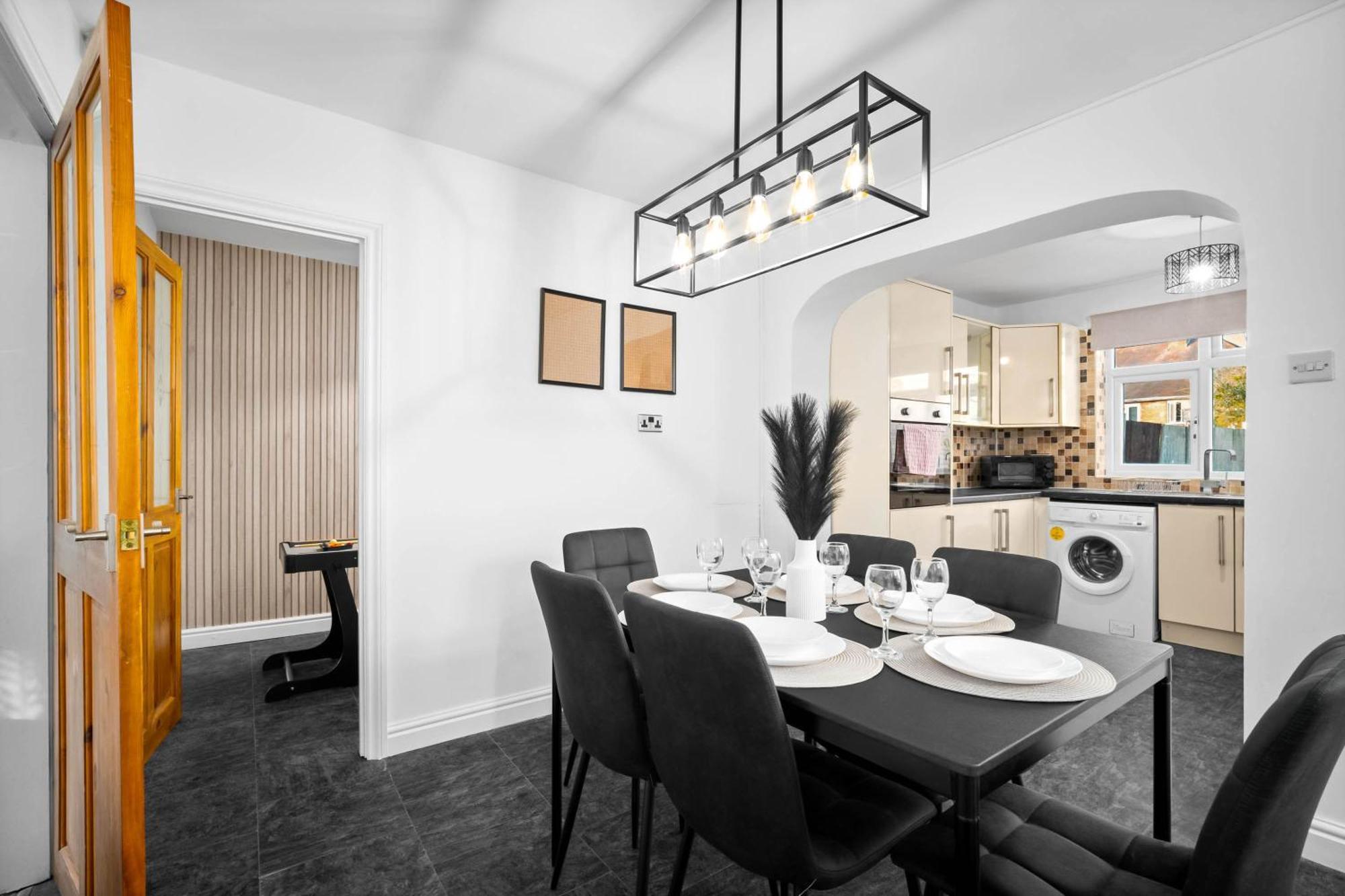 Stylish 3 Bedroom House - Garden - Pool Table - Parking 165m * Birmingham