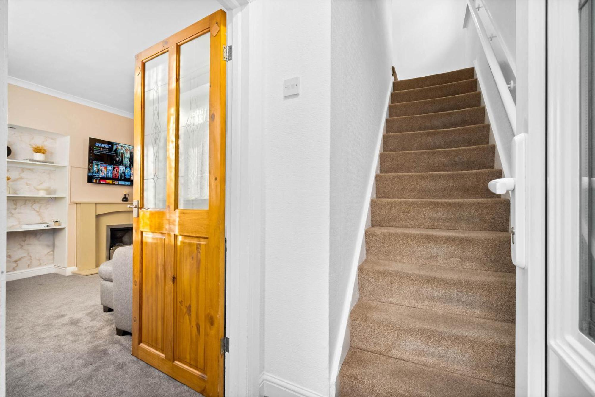 Stylish 3 Bedroom House - Garden - Pool Table - Parking 165m Apartment Birmingham