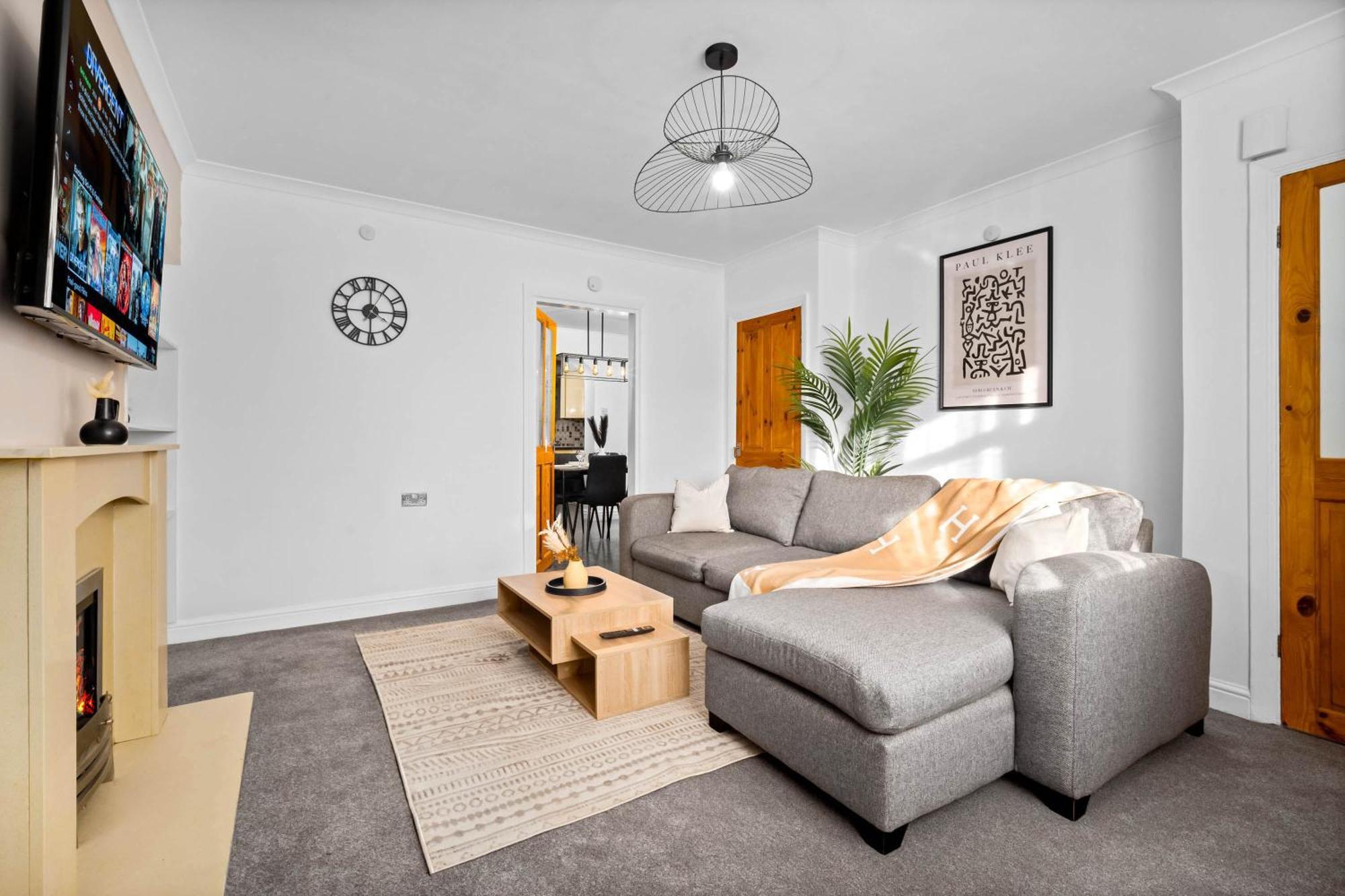 Apartment Stylish 3 Bedroom House - Garden - Pool Table - Parking 165m Birmingham