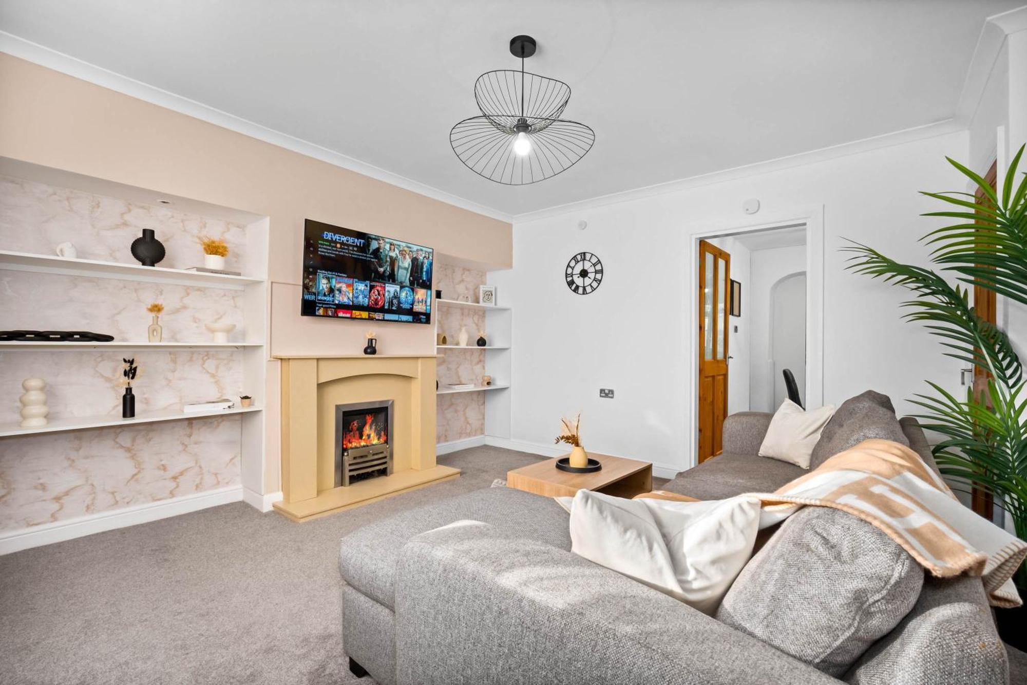 Stylish 3 Bedroom House - Garden - Pool Table - Parking 165m *