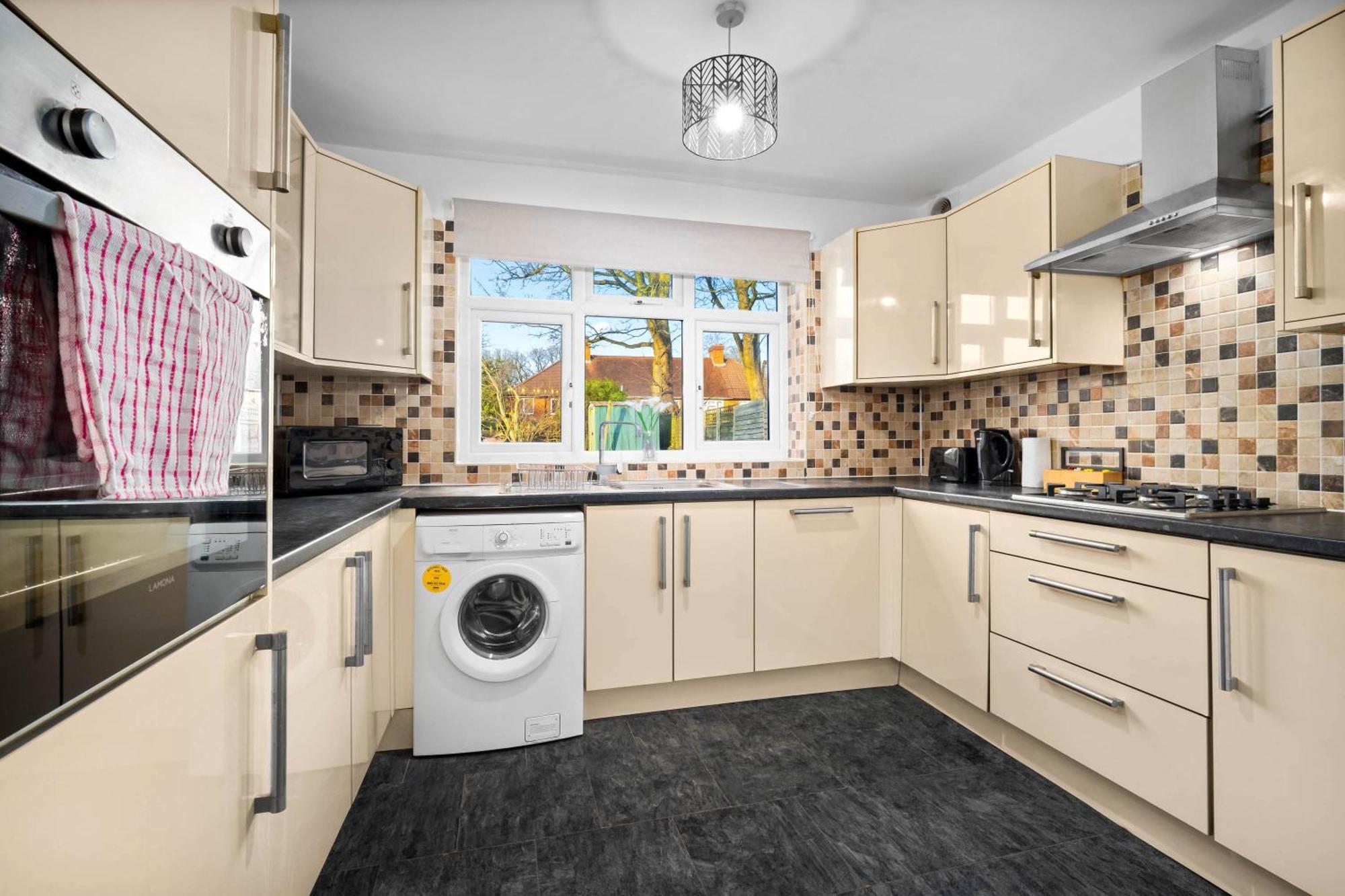 Stylish 3 Bedroom House - Garden - Pool Table - Parking 165m Apartment *