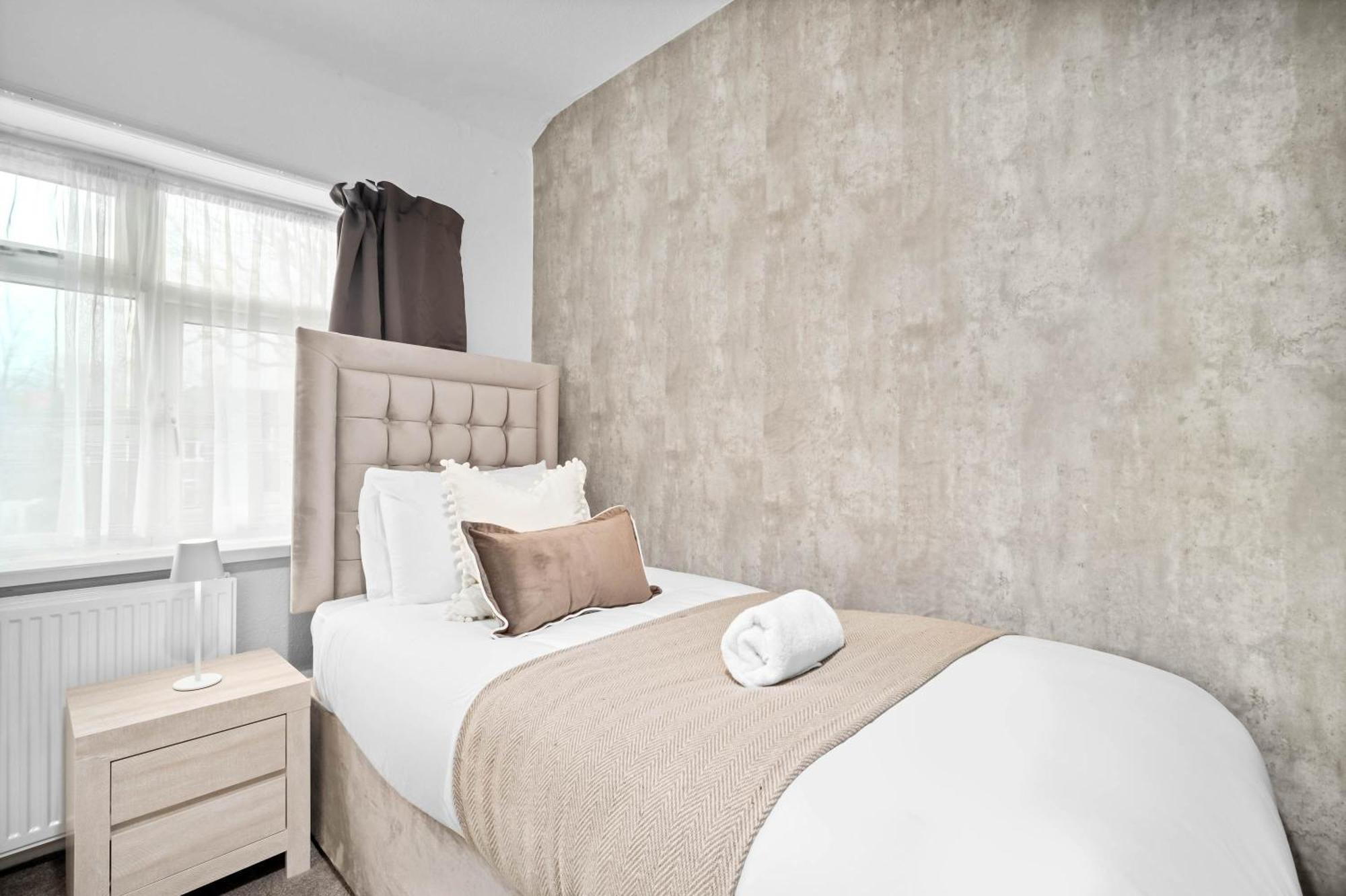 Stylish 3 Bedroom House - Garden - Pool Table - Parking 165m * Birmingham