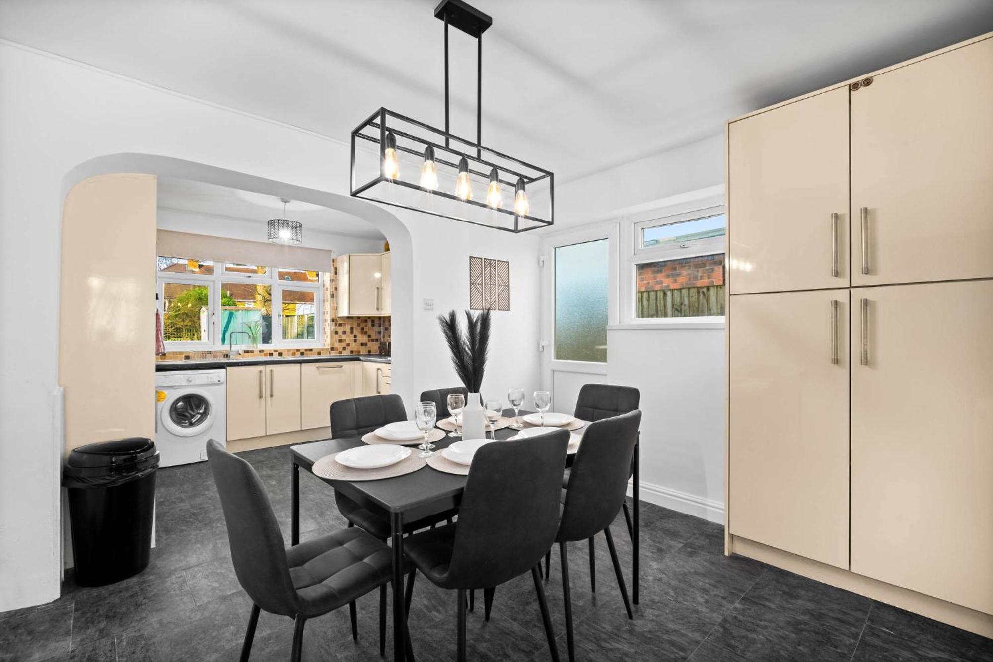 Stylish 3 Bedroom House - Garden - Pool Table - Parking 165m