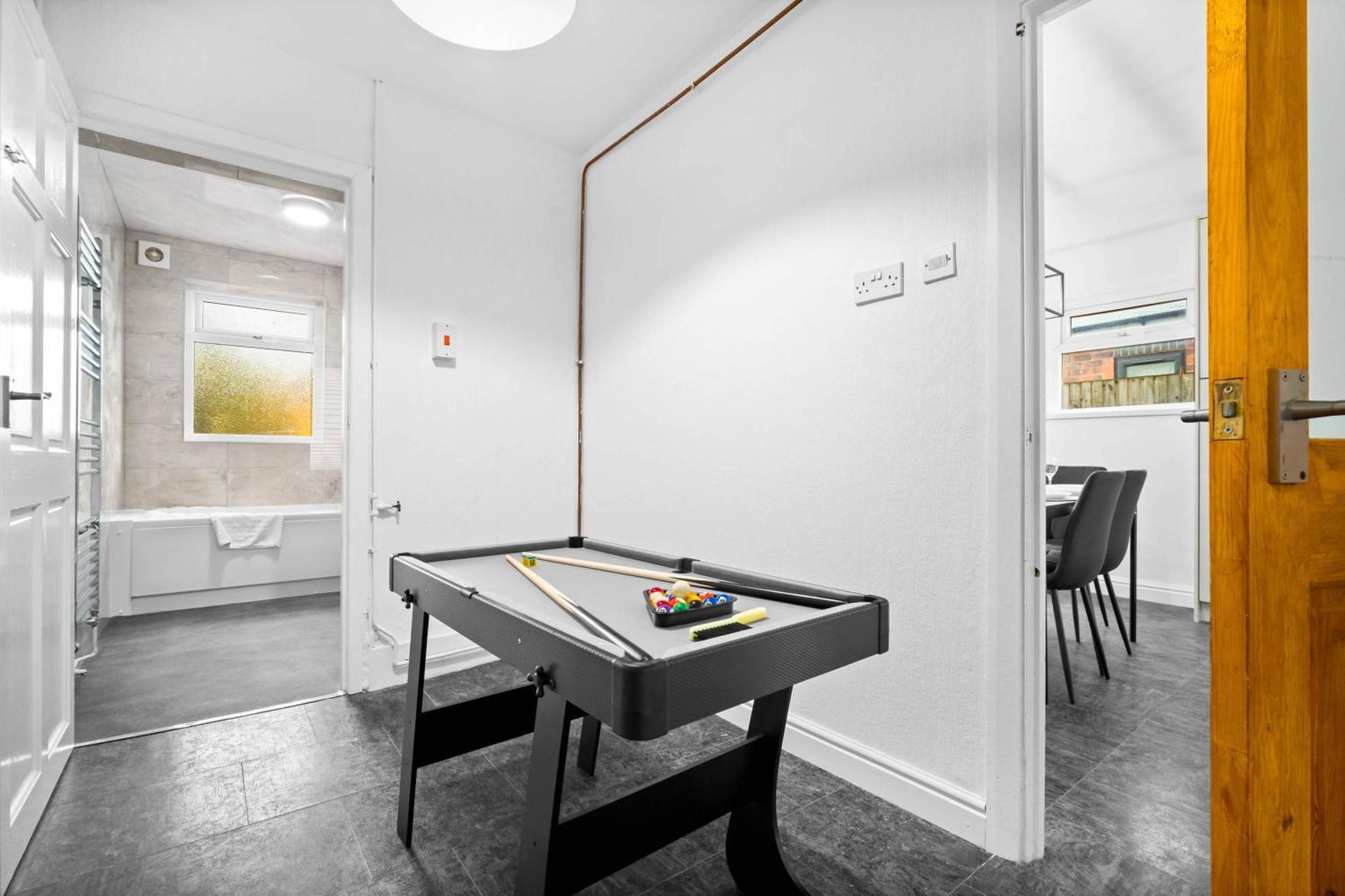 Stylish 3 Bedroom House - Garden - Pool Table - Parking 165m